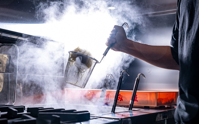 【白鶏舎】　　　　　　　　　　「麺」／スープを引き立てる　　　　特製卵麺